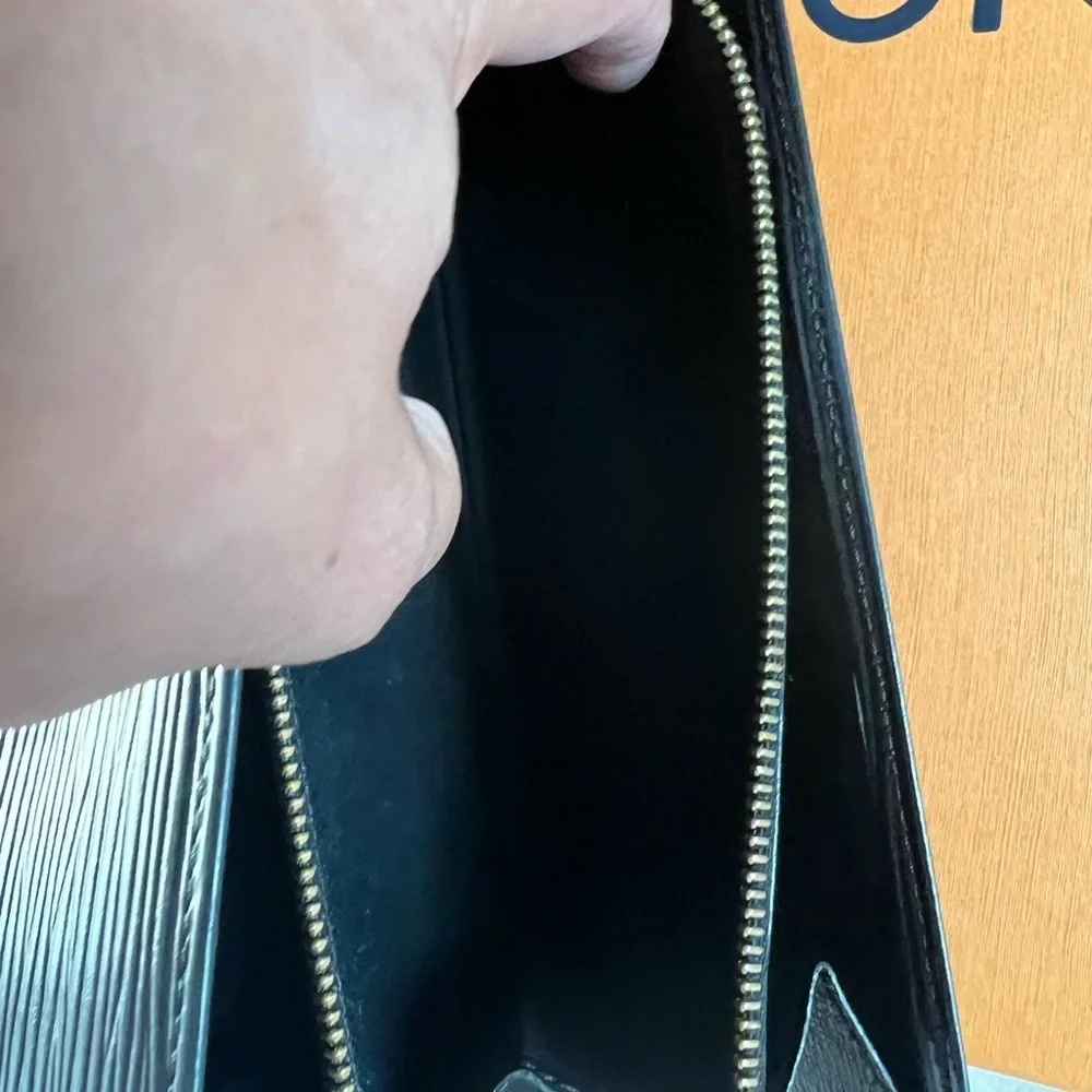 Authentic LV epic leather Sarah wallet